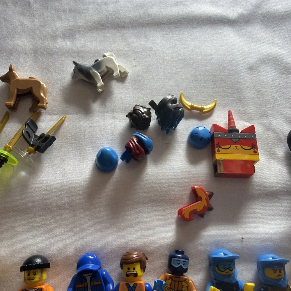 Lego Minifigures: Mixed Lot Of 25 Figures With Some Accessories